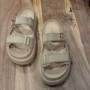 Steve Madden | Cream Platform Bigschmona Sandals | size 7